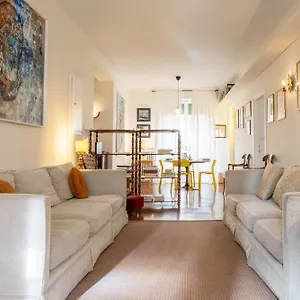 Pitti Deluxe Apartment